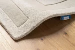 Dywan Skład runa: 100% Wełna Technika: Ręcznie tkany Pochodzenie: Indie Wysokość: 14-16 mm Podłoże: Bawełna Rozmiary magazynowe: 170x240 cm, 250x350 cm