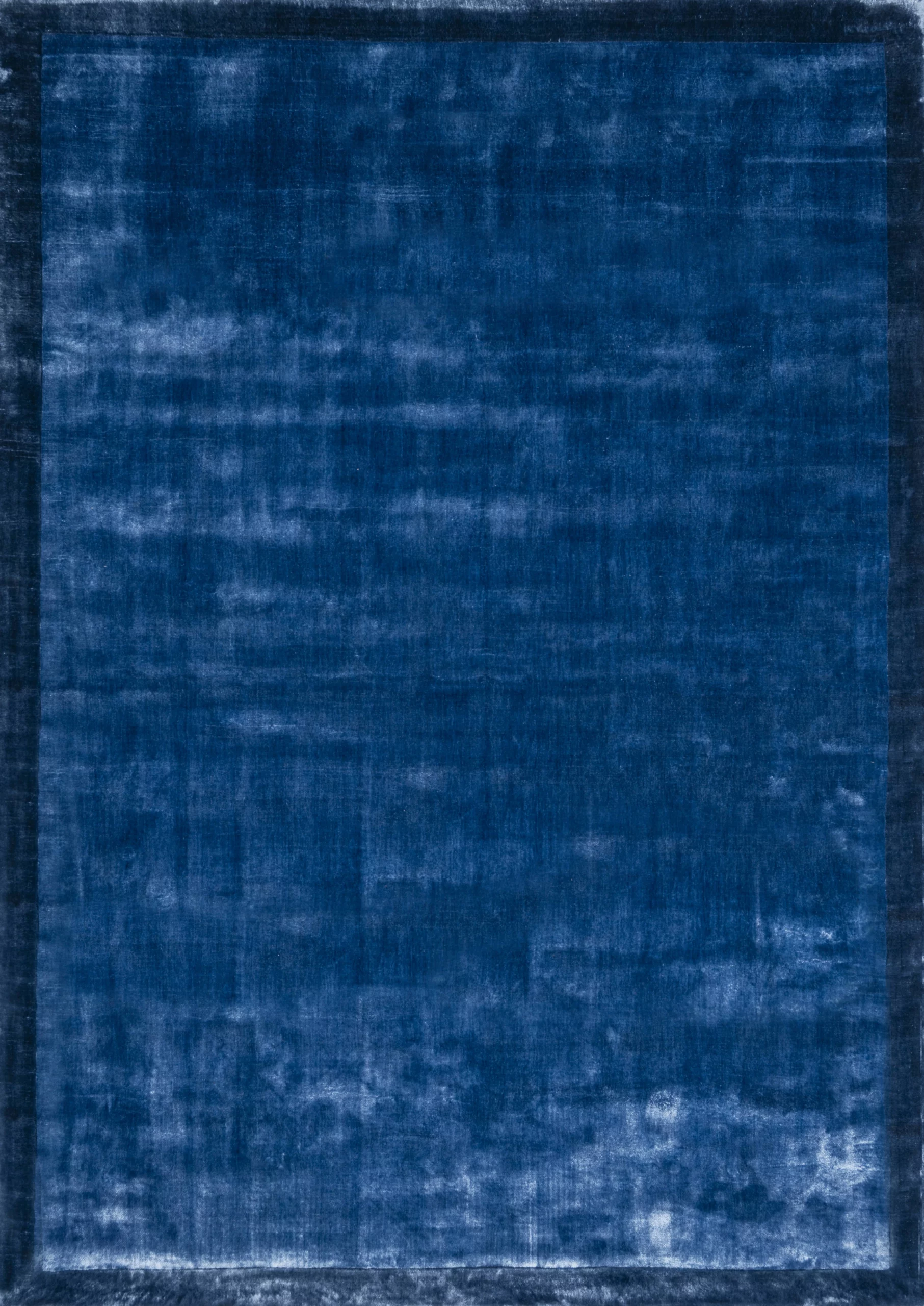 Border Viscose Moonlight Blue--Madison-Home-Project Dywan o wspaniałym składzie runa: 100% wiskoza. Pochodzi z Indii. Dywan jest wykonany ręcznie z wiskozy. Rozmiary magazynowe: 170×240cm, 250×350 cm