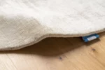Dywan o wspaniałym składzie runa: 100% wiskoza. Pochodzi z Indii. Dywan jest wykonany ręcznie z wiskozy. Rozmiary magazynowe: 170×240cm, 250×350 cm