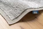 Dywan o wspaniałym składzie runa: 100% wiskoza. Pochodzi z Indii. Dywan jest wykonany ręcznie z wiskozy. Rozmiary magazynowe: 170×240cm, 250×350 cm